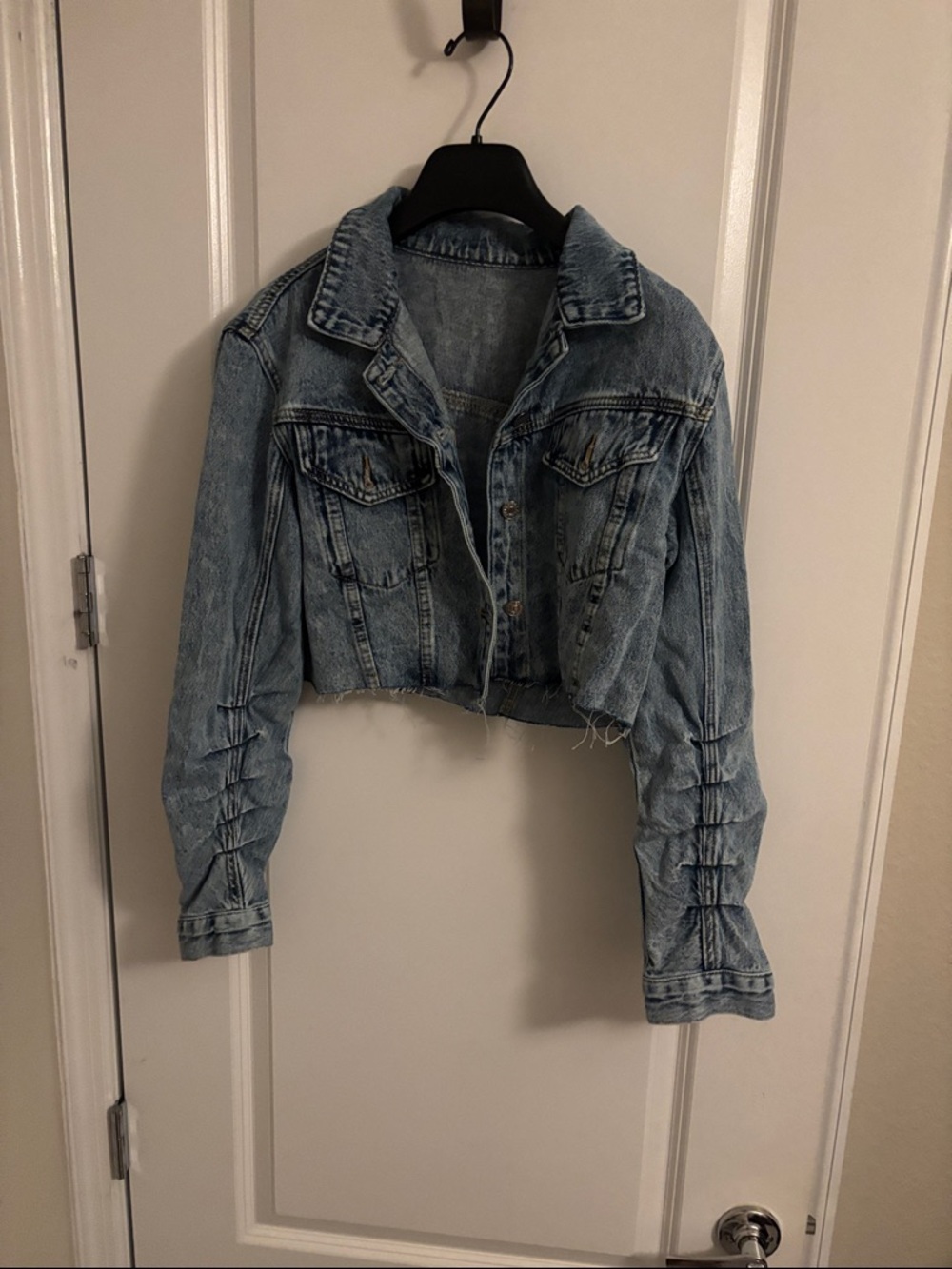Cropped Light Wash Denim Jacket - Blue